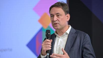 Bild: Malin Wunderlich/dpa
Georg Eisenreich gibt die Verlängerung der Initiative „Justiz und Medien - konsequent gegen Hass“ bekannt.