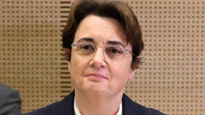 Bild: Emma Da Silva/AP/dpa
Die Louvre-Präsidentin wurde nach dem Juwelendiebstahl im Museum vor dem französischen Senat befragt.
