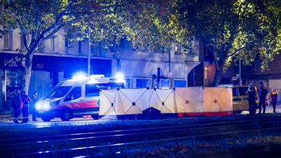 Bild: Moritz Frankenberg/dpa
Einsatzkräfte sichern den Tatort.