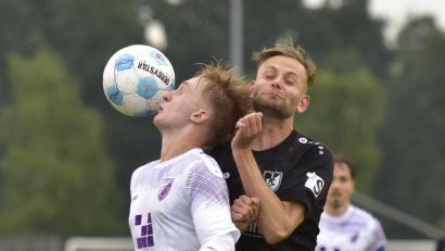 Bild: mhs
Szene aus dem Hinspiel zwischen dem 1. FC Schwarzenfeld (rechts Marvin Melchner) und dem TSV Kareth. Der FC verlor mit 0:3.