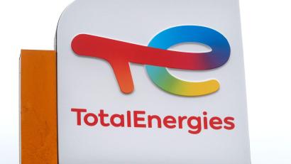 Bild: Michel Spingler/AP/dpa
Der Energiekonzern Totalenergies hat nach Urteil eines Gerichts irreführend über die eigene Klimastrategie informiert (Archivbild).