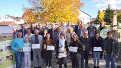 Bild: fvo
Für die Öko-Modellregion Naturparkland Oberpfälzer Wald übergibt Projektmanagerin Katharina Haas (hinten rechts) die Förderschilder.