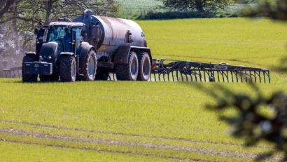 Bild: Jens Büttner/dpa
Das Bundesverwaltungsgericht Leipzig prüft, ob die bayerische Düngeverordnung Landwirte zu stark einschränkt. (Archivbild)