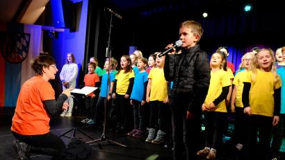 Bild: gsp
Die Musicalgruppe der Pfarrgemeinde St. Antonius/St. Wolfgang Kümmersbruck und der Pfarreiengemeinschaft Theuern/Ebermannsdorf/Pittersberg erhielt den Jugend-Kulturförderpreis für ihr Biblisches Musical "Staunende Augen".