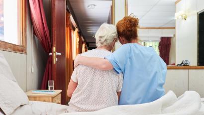 Symbolbild: Robert Kneschke/Adobe Stock
Die Caritas in Grafenwöhr bietet seit Oktober eine neue ambulante Versorgung an. Die „Palliativ-Tour“ soll die Lebensqualität eines Patienten bis zu dessen Tod verbessern.