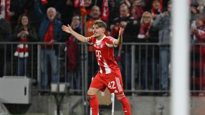 Bild: Sven Hoppe/dpa
Lennart Karl jubelt über seinen Treffer zum 1:0 für den FC Bayern..