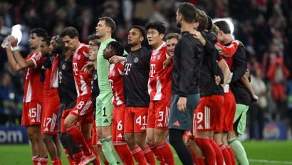 Bild: Sven Hoppe/dpa
Die Bayern beim Feiern: In der Königsklasse warten aber jetzt zwei Hammer-Gegner auf die Münchener.