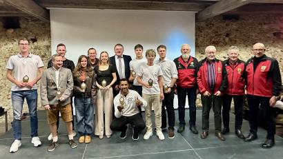 Bild: Stefanie Gradl
Die geehrten Sportlerinnen und Sportler mit Bürgermeister Hans-Martin Schertl.