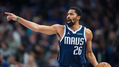 Bild: Julio Cortez/AP/dpa
Von der NBA in die Bundesliga: Basketball-Routinier Spencer Dinwiddie heuert beim FC Bayern an. (Archivbild)