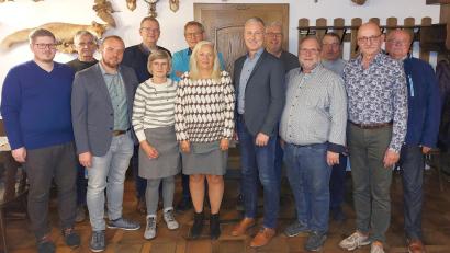 Bild: mfh
Mehrere Listenkandidaten hatten sich entschuldigt, die Herbstgrippe grassiert. Dafür bereicherten Unterstützer wie der ehemalige FDP-Bundestagsabgeordnete Ulrich Lechte (4.v.l.) das Bild.