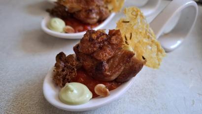 Bild: Winni Rudrof
Pollo fino à la Punkrock: Winni Rudrofs Hähnchen, garniert mit Parmesan- und Selleriechips, Tomatenmarmelade, Rosmarin und frittierten Kapern.