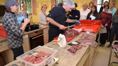 Bild: bnr
Marianne (links) und Hubert Piehler zeigen den Ernährungsfachfrauen das Zerlegen von Rinderinnereien.