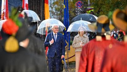 Bild: Soeren Stache/dpa
Bundespräsident Frank-Walter Steinmeier und seine Ehefrau Elke Büdenbender nehmen im strömenden Regen am landesüblichen Empfang durch die Tiroler Schützenkompanie teil.