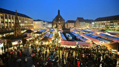 Bild: Matthias Merz/dpa
Der Nürnberger Christkindlesmarkt ist laut neuesten Erkenntnissen jünger als gedacht. (Archivbild)