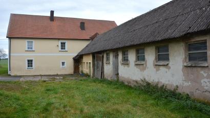 Bild: jr
Das Wohnhaus und die landwirtschaftlichen Gebäude in Amesmühle wurden ebenfalls von der Stadt Mitterteich gekauft und soll an Interessenten wieder veräußert werden.
