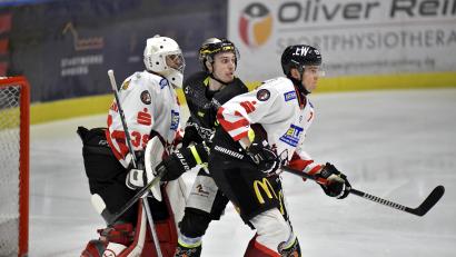 Archivbild: Hubert Ziegler
Brendan Walkom (Mitte/Szene aus einem früheren Spiel) ist beim ERSC Amberg schon in hervorragender Verfassung.