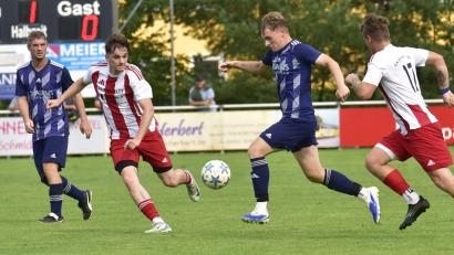 Bild: mr
Der Schmidgadener Kilian Hölzl (Zweiter von rechts) und Sebastian Berndt (Zweiter von links) von der DJK Dürnsricht haben den Ball fest im Visier. Beide Teams stehen im Tabellenkeller der Fußball-Kreisliga West. Am Samstag treten die Dürnsrichter bei SV Kemnath am Buchberg an. Die Schmidgadener fahren am Sonntag zum SC Katzdorf.