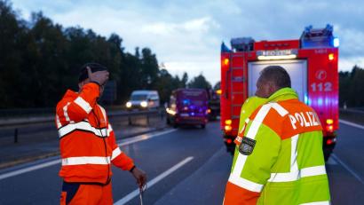 Bild: news5/Malte Tiedemann
Der folgenschwere Unfall am Mittwoch auf der A 93 gibt weiterhin Rätsel auf. Nun hofft die Verkehrspolizei Weiden auf Zeugen.