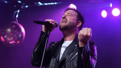 Bild: Sebastian Willnow/dpa
Michael Wendler, hier bei einem Auftritt in Leipzig, gilt offiziell als vorbestraft. (Archivbild)