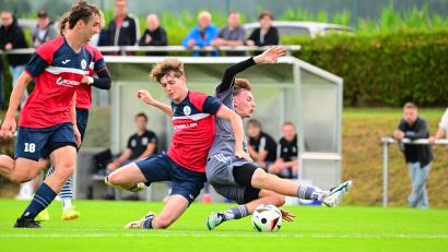 Bild: Schrems, Thomas
Das Derby zwischen dem SV Mitterteich 2 um Moritz Leiß (links) und Leon Wieland (rechts) war in der Vorrunde bereits umkämpft. Beide Trainer erwarten erneut eine ähnliche Partie.