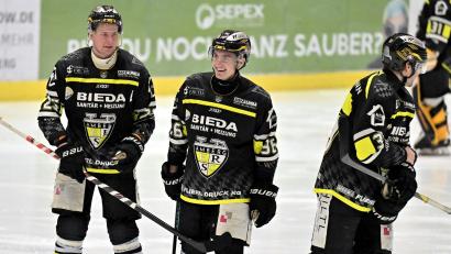 Archivbild: Hubert Ziegler
Der Ex-Amberger Felix Köbele (links) geht jetzt für den EHC Mitterteich auf Torejagd.