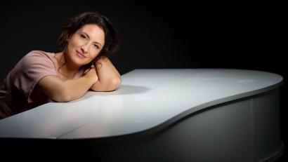 Bild:  www.seforanelson.com/Tommy Mardo/exb
Die italo-deutsche Musikerin Sefora Nelson hat Musik und Theologie studiert, das gibt ihren Werken und Auftritten eine besondere Substanz, Tiefe und Vielfalt.