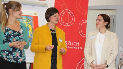 Bild: kro
Die Jugendsozialarbeiterinnen Sabine Hoffmann, Carolin Kellner und Marie Schultz (von links) stellten ihre Arbeit vor.
