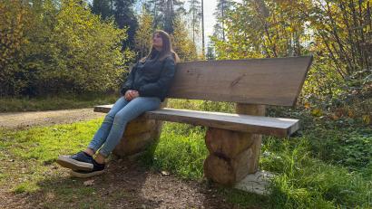 Bild: Petra Hartl
Platz zum Durchatmen: Eine der selbstgebauten Bänke des P-Seminars lädt im Naherholungsgebiet "Obere Wagensass" zum Verweilen ein.