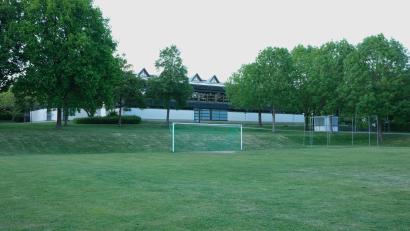 Bild: Hirsch
Hier auf diesem Nebenplatz des Sepp-Simon-Stadions in unmittelbarer Nachbarschaft zur Oberpfalzhalle will die Stadt Schwandorf auf jeden Fall bauen. Entweder ein Mittelschulzentrum, eine Mittelschule als kleine Lösung oder eine Grundschule.