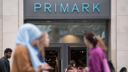 Symbolbild: Marijan Murat/dpa
Eine Filiale des Textildiscounters Primark wird schon bald in Regensburg eröffnen.