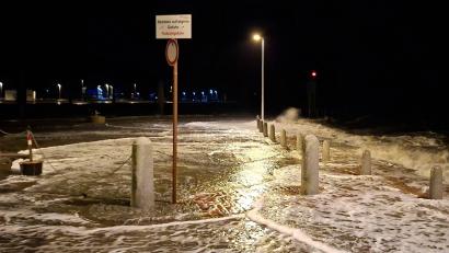 Bild: Kai Moorschlatt/dpa
Wellen überspülten die Uferpromenade in Wilhelmshaven.