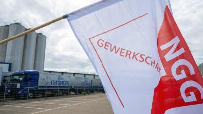 Bild: Peter Kneffel/dpa
Oettinger - eine der größten Brauereien Deutschlands - und die NGG ringen um einen Tarifabschluss. (Archivbild)