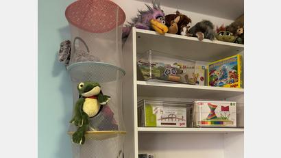 Bild: san
Neugierig lugt der Plüschfrosch aus seinem angestammten Platz im Hängeregal hervor und wartet darauf, geknuddelt zu werden: Liebevoll hat das Don-Bosco-Team der Ensdorfer Kindergruppe das Spielzimmer eingerichtet.