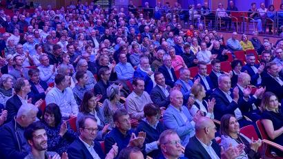 Bild: Petra Hartl
Zu Verleihung des Wirtschaftspreises ins ACC kamen viele Zuschauer. Ein Grund dürfte sicherlich der Stargast des Abends gewesen sein: Marcel Reif.