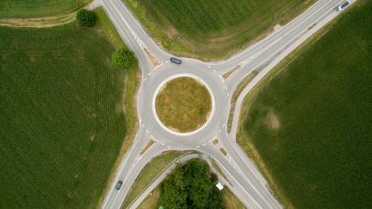 Symbolbild: Peter Kneffel/dpa/dpa-tmn
Die Sicht auf einen Kreisverkehr von oben. Bei Steinberg ist ein betrunkener 65-Jähriger mit seinem Auto mitten über einen Kreisverkehr gefahren und dabei abgehoben.