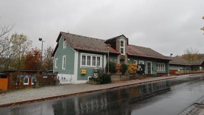 Bild: bsc
Zügig soll das alte Friedenfelser Rathaus (links im Bild) umgebaut und in das angrenzende Kinderhaus (rechts im Bild) eingegliedert werden. Die Kosten bereiten dem Gemeinderat jedoch Probleme