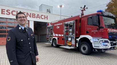 Bild: Gabi Schönberger
Kommandant Matthias Friedrich von der Feuerwehr Windischeschenbach präsentiert das nagelneue Tanklöschfahrzeug TLF 4000.