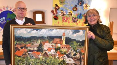 Bild: no
Rosi Fischer (rechts) übergab, im Auftrag von Christine Mahrun, der Frau des früheren Illschwanger Pfarrers, ein vor 50 Jahren gemaltes Bild der Ortsansicht von Illschwang an Pfarrer Thomas Schertel.