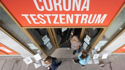 Symbolbild: Sebastian Kahnert/dpa
Corona beschäftigt immer noch die Gerichte. In Regensburg ging es zuletzt um die Abrechnung eines Corona-Testzentrum-Betreibers.