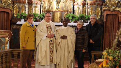 Bild: Gabi Böckl
Pfarrer Markus Urban (Zweiter von links) sowie der Pfarrgemeinderat und die Kirchenverwaltung
heißen Pater Apolinary willkommen in Dieterskirchen.