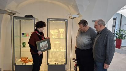 Bild: prh
Museumsleiterin Ursula Wiechert, Andreas Dirschedl und Bernhard Knauer (von links), Vorsitzender des Museumsvereins, freuen sich über das geschliffene 12-teilige Bowle-Service aus Bleikristall, das der verstorbene Hans Dirschedl dem Museum überlassen hat.