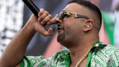 Bild: Thomas Frey/dpa
Mit seinem fünften Album „Alles oder nix“ landet SSIO direkt an der Chartspitze. (Archivbild)