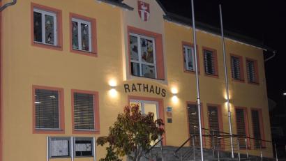 Bild: bö
Das Bürgermeisteramt im Ammerthaler Rathaus wird auch in der nächsten Wahlperiode von 2026 bis 2032 hauptamtlich geführt. Das entschied mehrheitlich der Gemeinderat bei seiner letzten Sitzung.