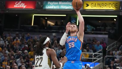 Bild: Darron Cummings/AP/dpa
Isaiah Hartenstein (r) sammelte 14 Rebounds für Oklahoma ein.