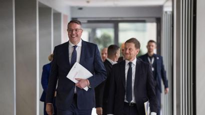Bild: Hannes P. Albert/dpa
Der Vorsitzende der Ministerpräsidentenkonferenz Alexander Schweitzer (SPD) und sein Vize, Michael Kretschmer (CDU) sehen sich als „Möglichmacher“.