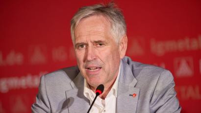 Bild: Georg Wendt/dpa
Der bayerische IG Metall-Chef Horst Ott warnt vor flächendeckendem Jobabbau. (Archiv)