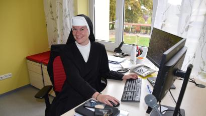 Bild: hdk
Die neue Rektorin Sr. Ancilla Pitroff an ihrem Schreibtisch im Rektorat der Realschule Auerbach.