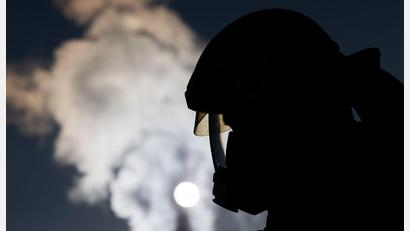 Bild: Rolf Vennenbernd/dpa
Einsatzkräfte löschten den Brand. (Symbolbild)