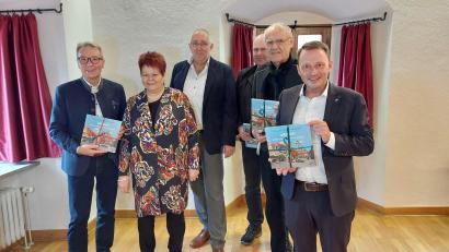 Bild: Kunz
Sie waren die Ersten, die das neue Buch aus den Händen von Verlagsleiter Josef Roidl erhielten. Von links: Bürgermeister Reinhold Wildenauer, Autorin Petra Vorsatz, Roidl, Sebastian Schott, Bürgermeister Lothar Höher und Oberbürgermeister Jens Meyer.