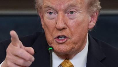 Bild: Evan Vucci/AP/dpa
US-Präsident Trump hat die Handelsgespräche mit Kanada für beendet erklärt. (Archivbild)